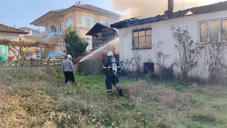 Felçli kadın ile oğlunu yanan evden komşuları kurtardı