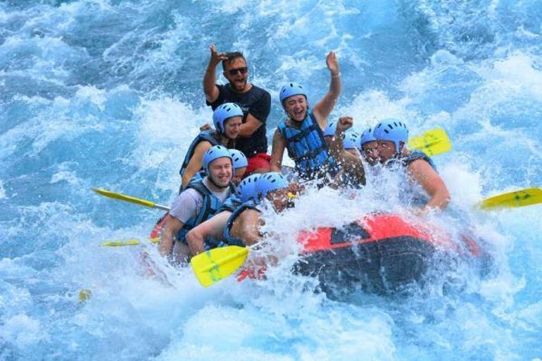 Antalyada sezon uzadı, rafting yapan turist sayısı 1 milyonu geçti