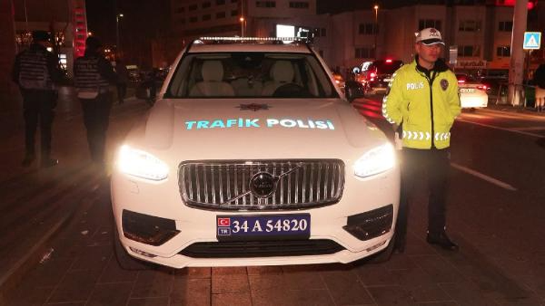 Suç örgütlerinden ele geçirilen lüks araçlar yılbaşında Taksim Meydanında