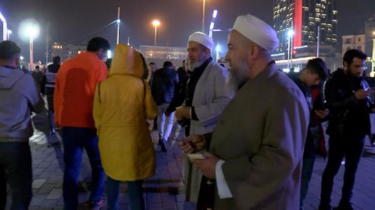 Tebliğciler, Taksim Meydanında bildiri dağıttı