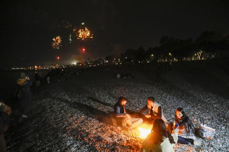 Antalya’da gelenek bozulmadı, yeni yılı denizde karşıladılar