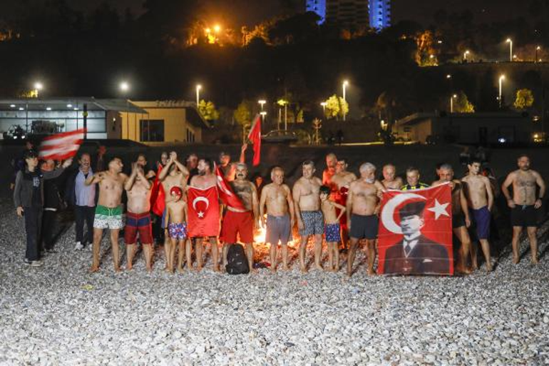 Antalya’da gelenek bozulmadı, yeni yılı denizde karşıladılar