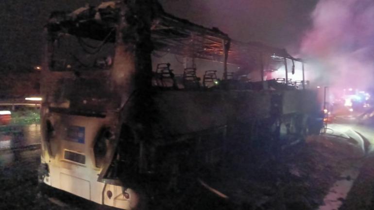 Otobüs, alev alev yandı