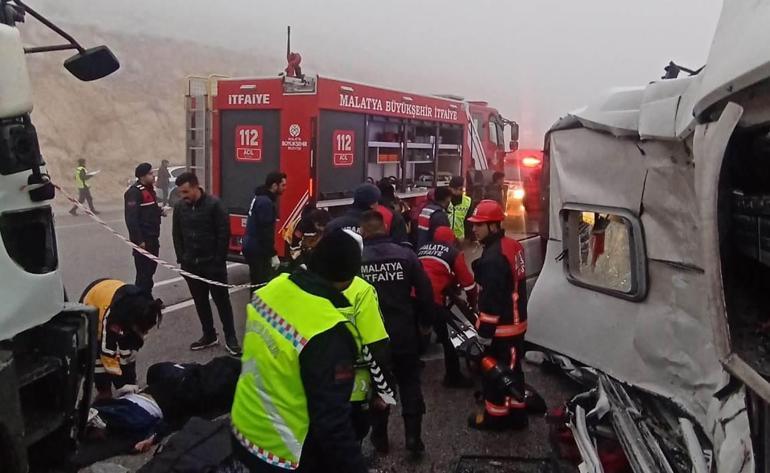 Devrilen yolcu otobüsüne kamyon çarptı: 4 ölü, 31 yaralı