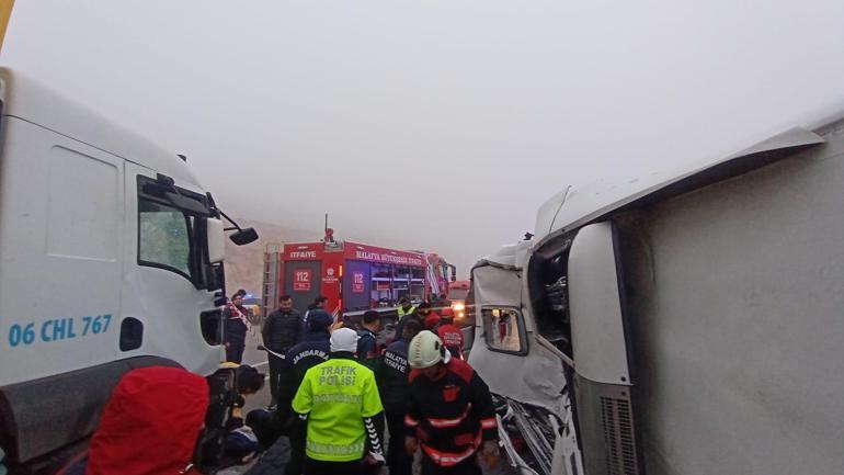 Devrilen yolcu otobüsüne kamyon çarptı: 4 ölü, 31 yaralı
