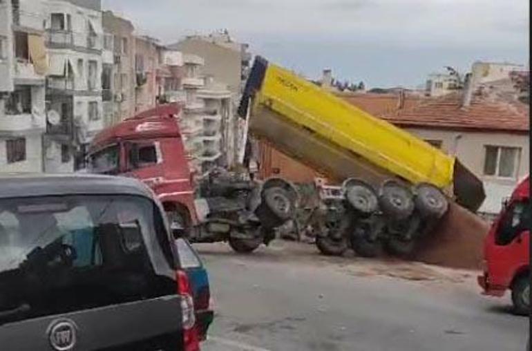 Yük boşaltırken devrilen hafriyat kamyonunun sürücüsü yaralandı; olay anı kamerada