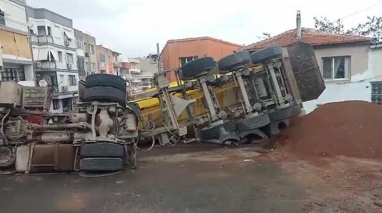 Yük boşaltırken devrilen hafriyat kamyonunun sürücüsü yaralandı; olay anı kamerada