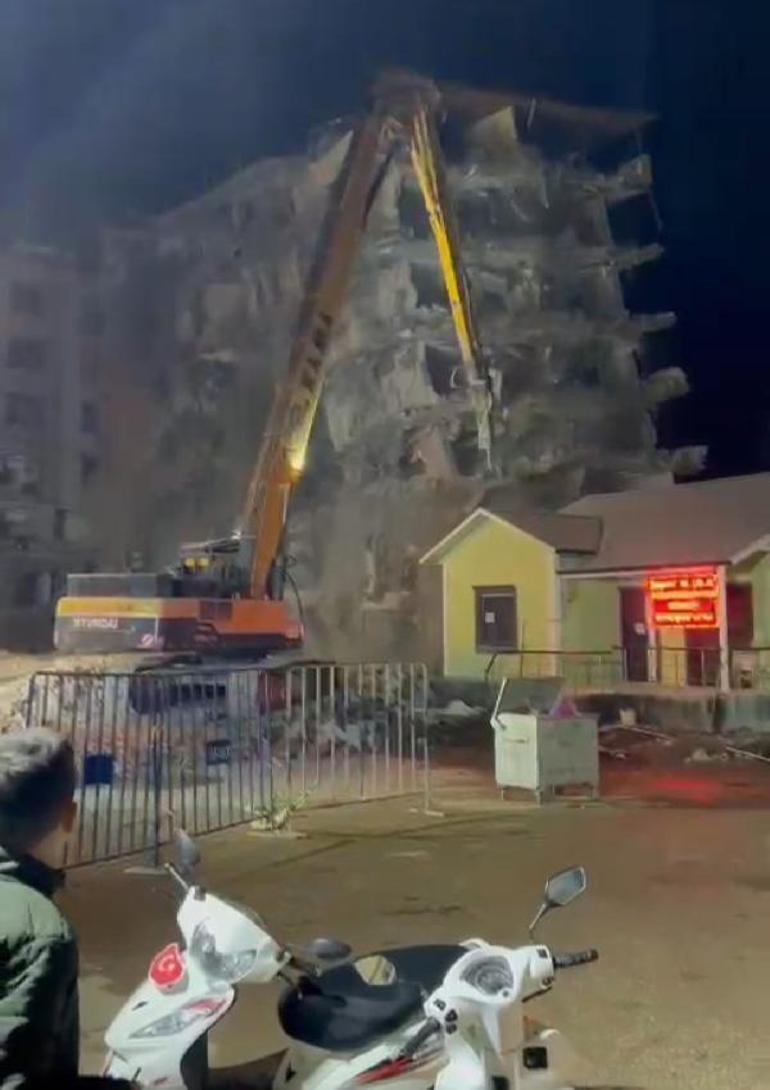 Gaziantep’te 7 katlı bina, yıkım sırasında çöktü