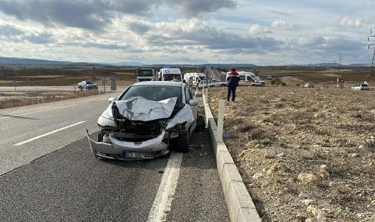 Kütahyada 2 otomobil çarpıştı; 1i ağır, 8 yaralı