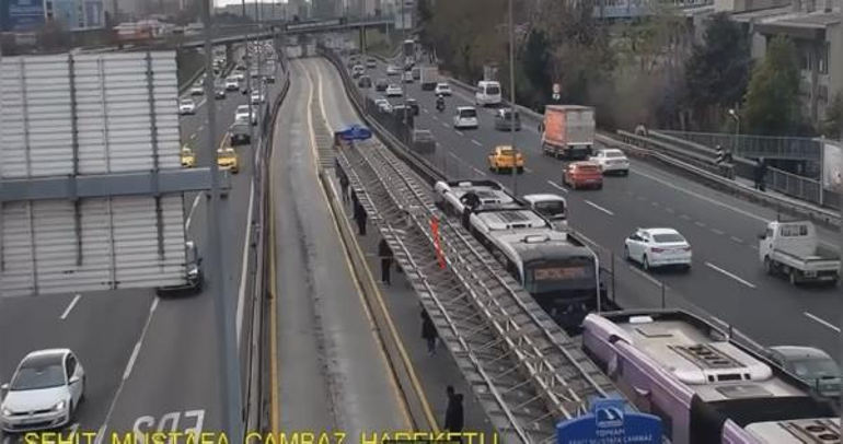 Video çekmek için metrobüsün üzerine çıkan fenomen güvenliklere yakalandı