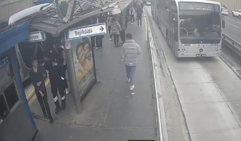 Video çekmek için metrobüsün üzerine çıkan fenomen güvenliklere yakalandı