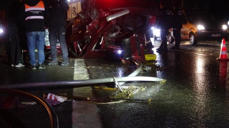 Tuzla D-100 Karayolunda karşı şeride geçerek takla atan otomobilin sürücüsü ağır yaralandı