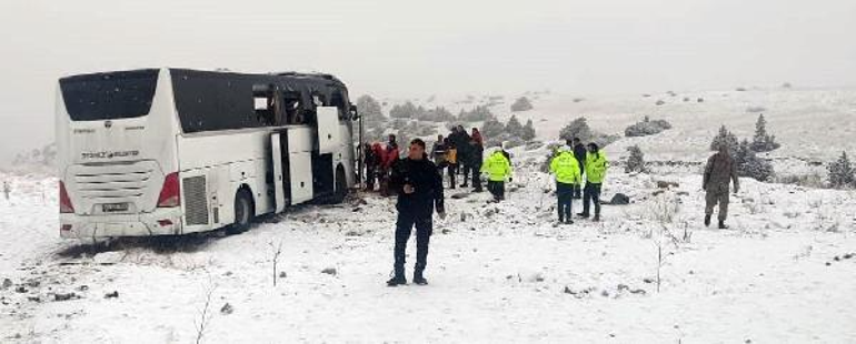 Karsta, 2 otobüs ve 1 kamyonun karıştığı kazada 2 ölü, 8 yaralı