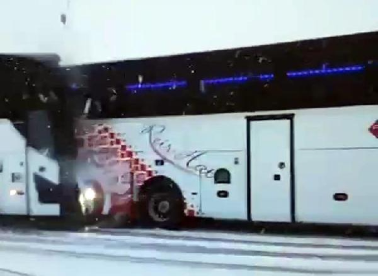 Karsta, 2 otobüs ve 1 kamyonun karıştığı kazada 2 ölü, 8 yaralı