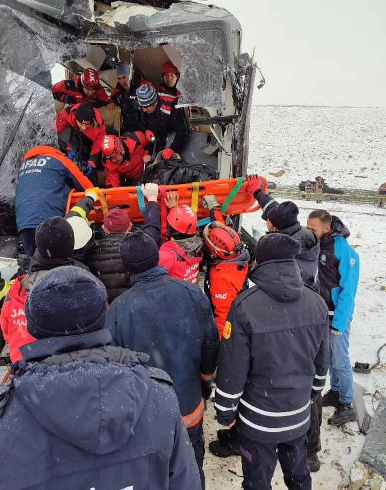 Karsta, 2 otobüs ve 1 kamyonun karıştığı kazada 2 ölü, 8 yaralı