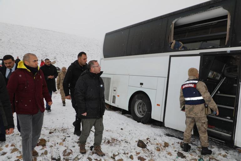 Karsta, 2 otobüs ve 1 kamyonun karıştığı kazada 2 ölü, 8 yaralı
