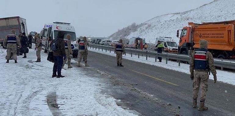 Karsta, 2 otobüs ve 1 kamyonun karıştığı kazada 2 ölü, 8 yaralı