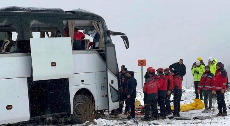 Karsta, 2 otobüs ve 1 kamyonun karıştığı kazada 2 ölü, 8 yaralı
