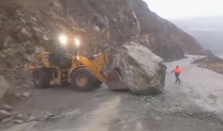 Artvin’de heyelan; dev kaya yola düştü