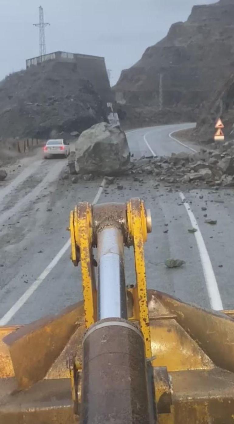 Artvin’de heyelan; dev kaya yola düştü