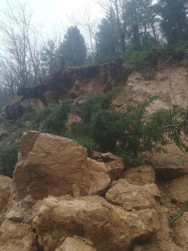 Artvinde heyelan; köy yolu kapandı, elektrik kesildi