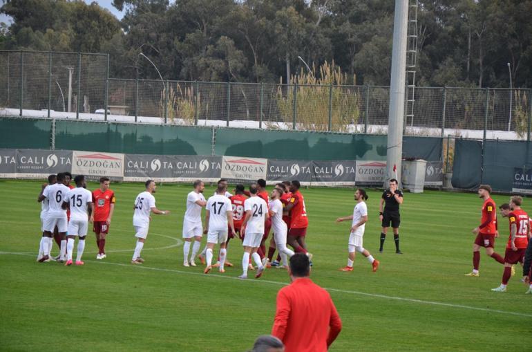 Hazırlık maçında saha karıştı, gergin anlar yaşandı