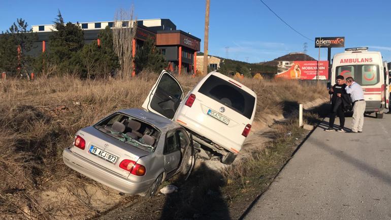 Hafif ticari araç, çarpıştığı otomobilin üzerine çıktı; 1 yaralı