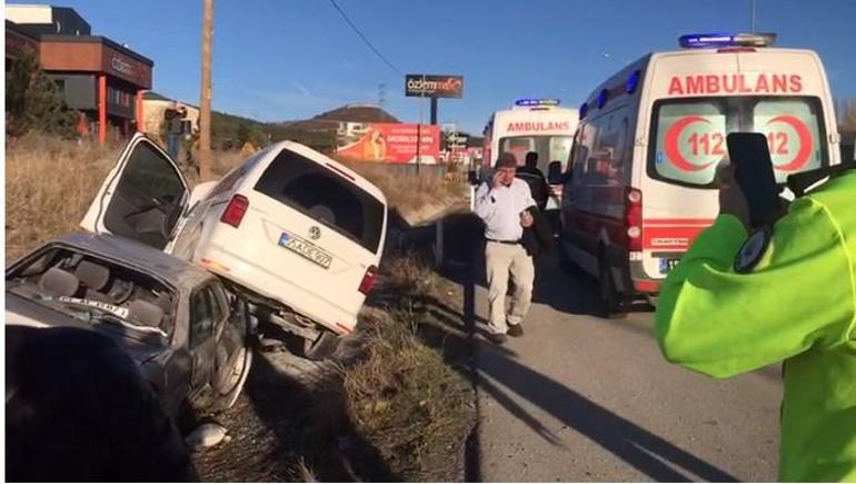 Hafif ticari araç, çarpıştığı otomobilin üzerine çıktı; 1 yaralı