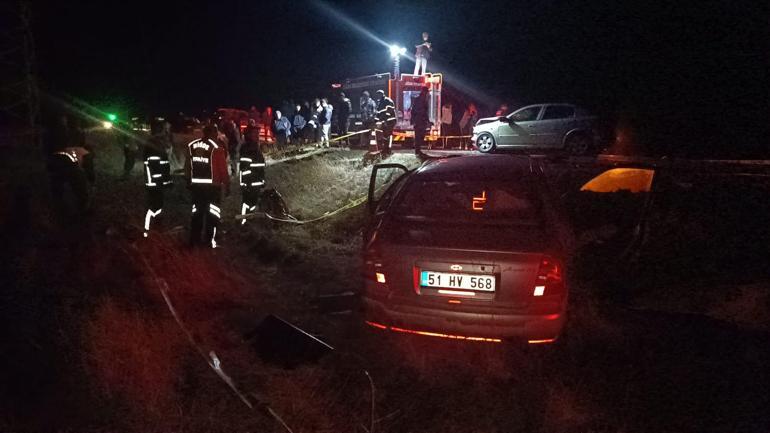 Niğdede 2 otomobil kafa kafaya çarpıştı; karı- koca öldü, 3 yaralı