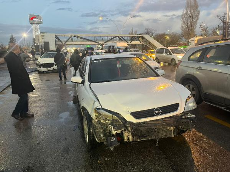 Ankarada 26 aracın karıştığı zincirleme kazada 3 kişi yaralandı