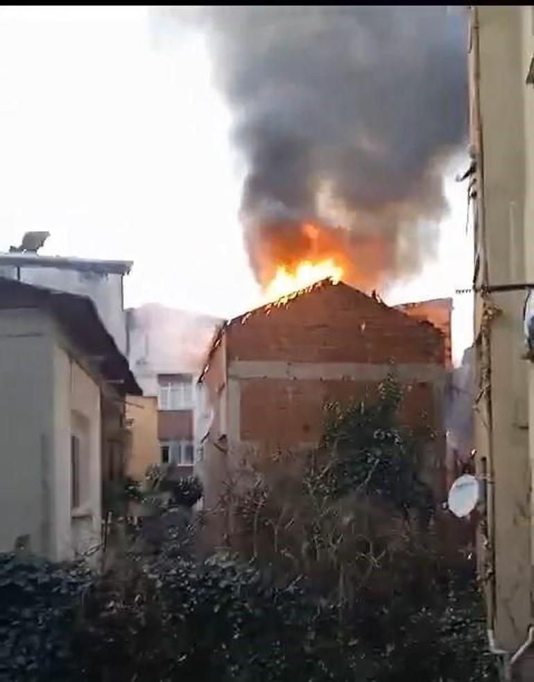 Şişlide iki katlı binanın çatısı alev alev yandı