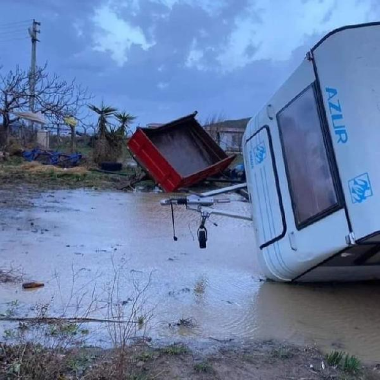 İzmirde fırtınada zarar gören okulda eğitime 3 gün ara verildi