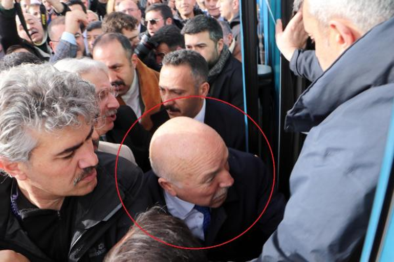 Erzurumda yeniden aday gösterilen Başkan Sekmen, karşılamada ezilme tehlikesi geçirdi