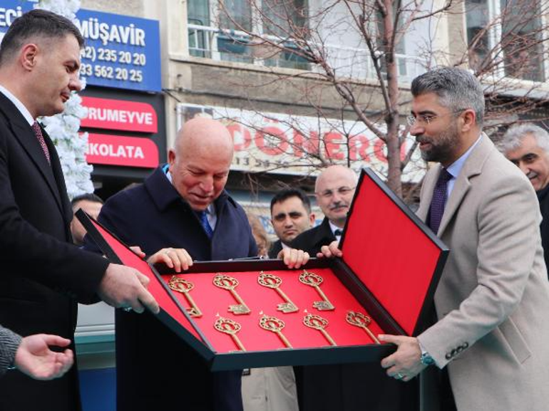 Erzurumda yeniden aday gösterilen Başkan Sekmen, karşılamada ezilme tehlikesi geçirdi
