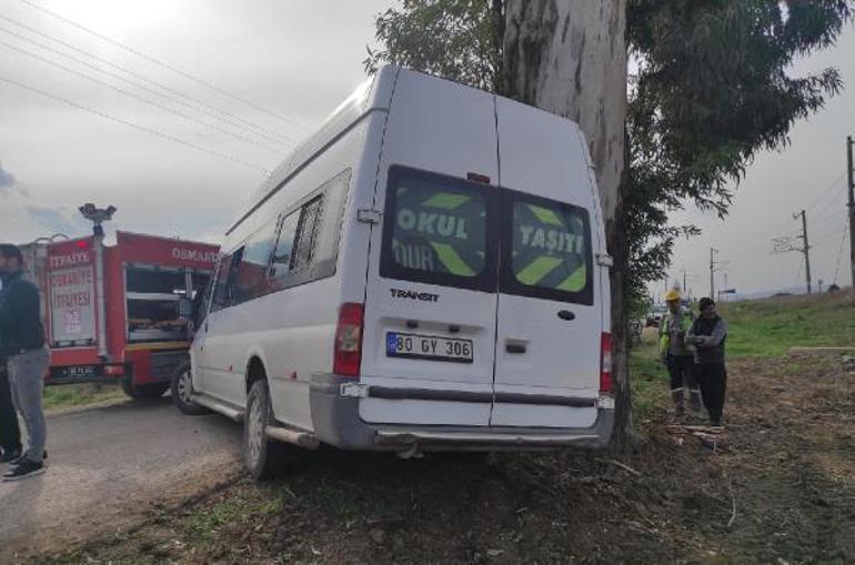 Osmaniyede servis minibüsü, ağaca çarptı: 4ü öğrenci 6 yaralı