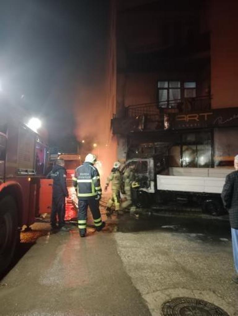 Bursada park halindeki kamyonette çıkan yangın, iş yerine sıçradı