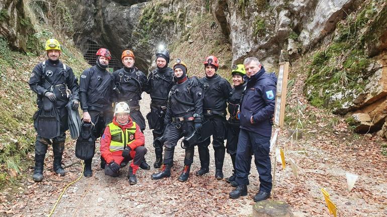 Slovenya’da mağarada mahsur kalan 5 kişi kurtarıldı
