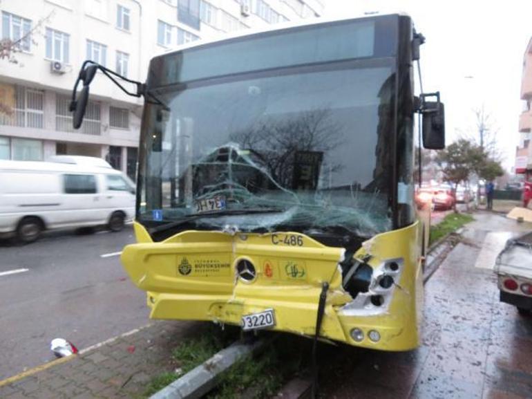 Ataşehirde İETT otobüsü park halindeki 5 araca çarptı