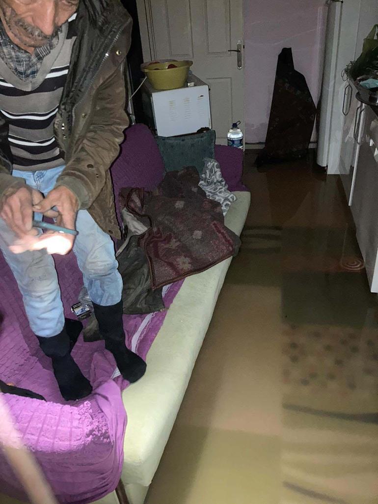 Ayvalıkta sağanak; evleri su bastı, yollar dereye döndü