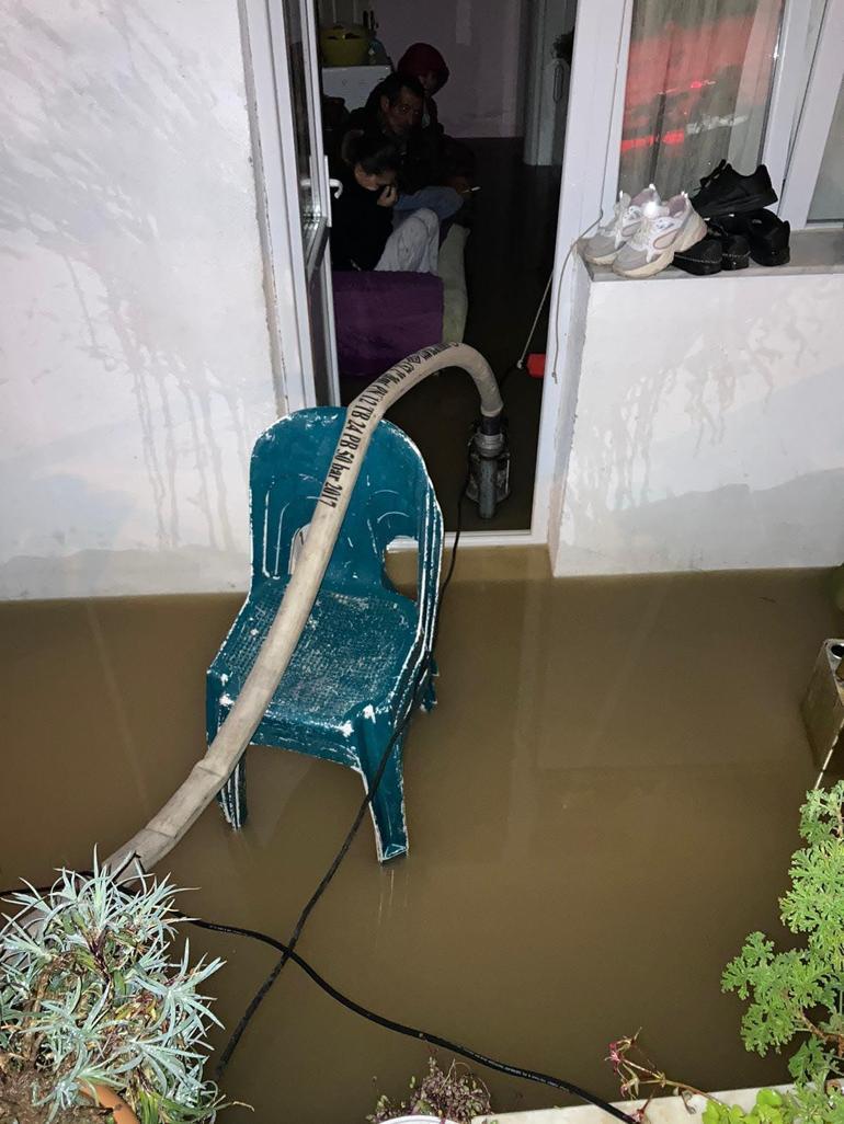 Ayvalıkta sağanak; evleri su bastı, yollar dereye döndü