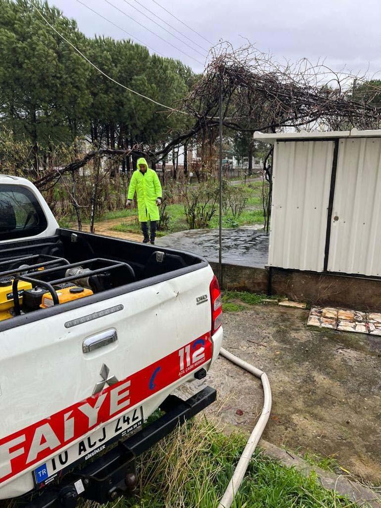 Ayvalıkta sağanak; evleri su bastı, yollar dereye döndü