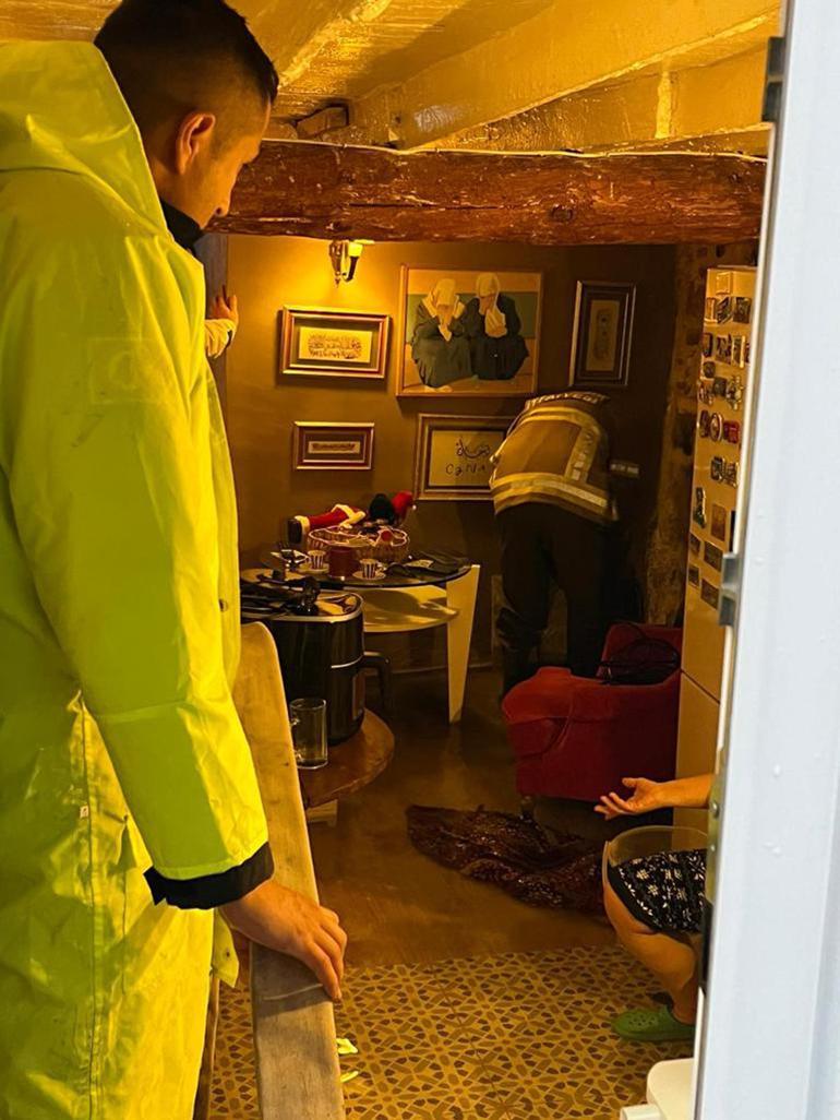 Ayvalıkta sağanak; evleri su bastı, yollar dereye döndü