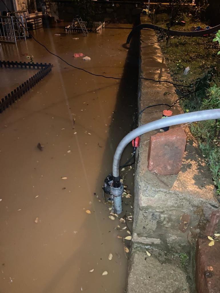 Ayvalıkta sağanak; evleri su bastı, yollar dereye döndü