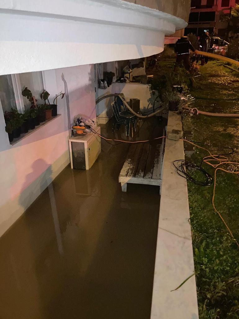 Ayvalıkta sağanak; evleri su bastı, yollar dereye döndü