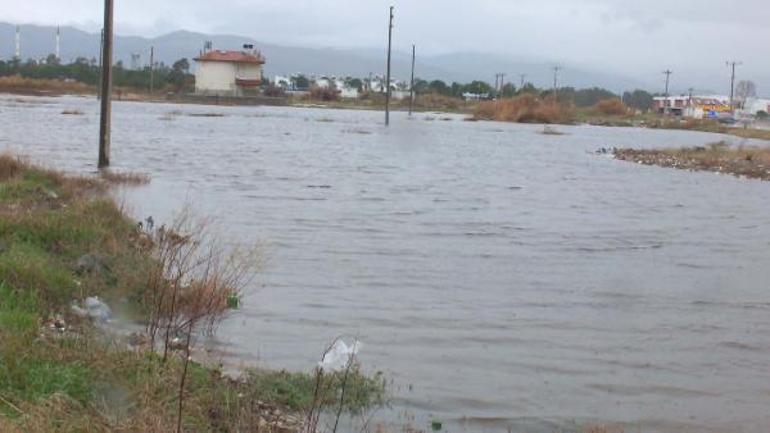 Ayvalıkta sağanak; evleri su bastı, yollar dereye döndü