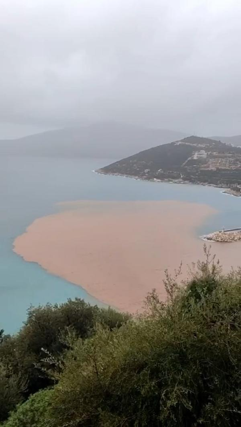 Antalyada şiddetli yağış su baskınlarına neden oldu