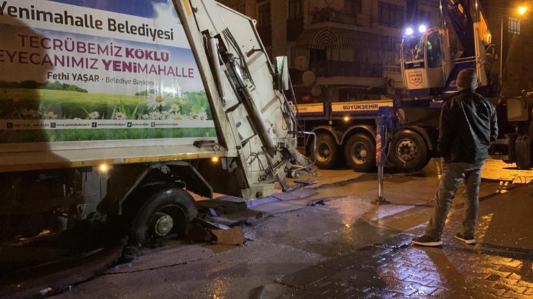 Ankara’da yağmur nedeniyle yol çöktü, çöp kamyonunun lastiği çukura düştü