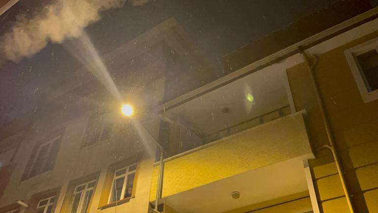 Antendeki karı temizlerken çatıdan otomobilin üzerine düşüp yaralandı