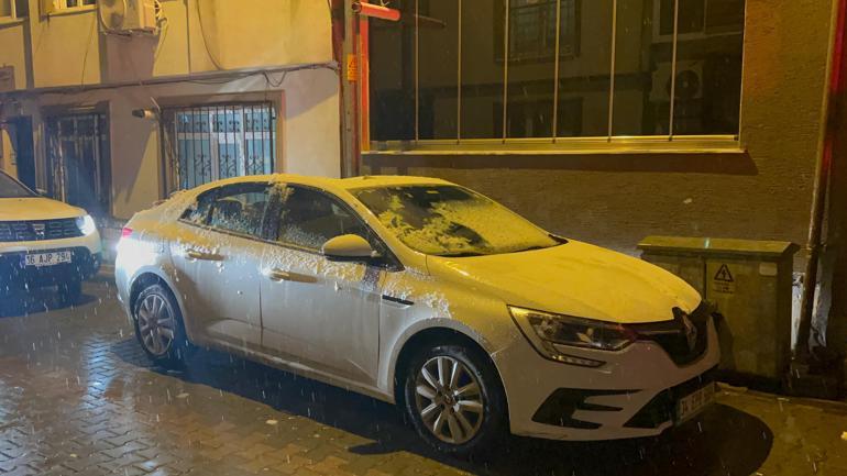 Antendeki karı temizlerken çatıdan otomobilin üzerine düşüp yaralandı