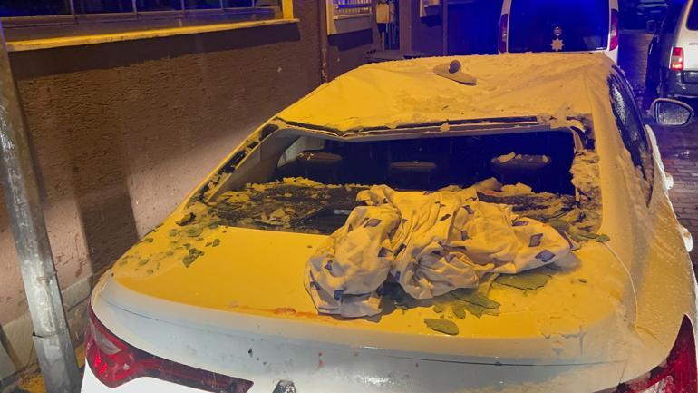 Antendeki karı temizlerken çatıdan otomobilin üzerine düşüp yaralandı
